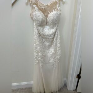 Justin Alexander Brides Wedding Dress with Veil (BONUS)